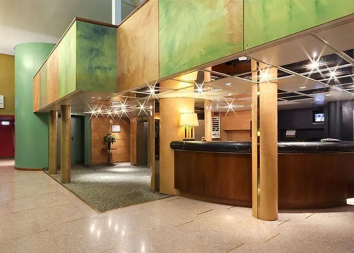City Hotel فندق 4*