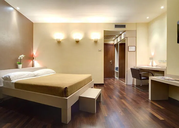 City Hotel فندق 4*