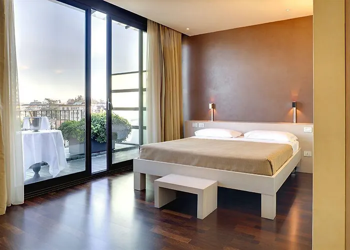 City Hotel فندق 4*