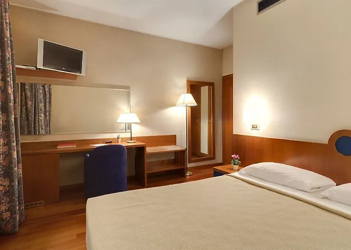 City Hotel فندق فاريسّي