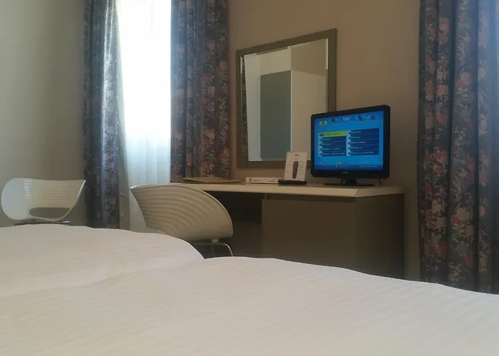 City Hotel فندق 4*
