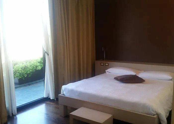City Hotel فندق فاريسّي