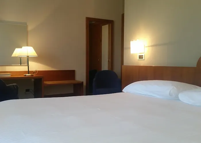 City Hotel فندق فاريسّي