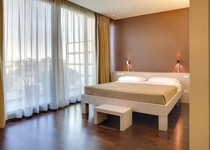 City Hotel فندق
