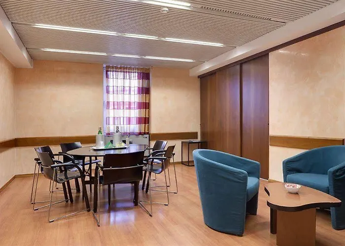 City Hotel فندق