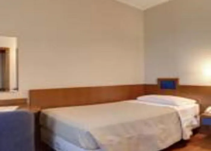 City Hotel فندق 4*