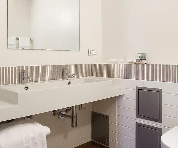 City Hotel فندق 4*