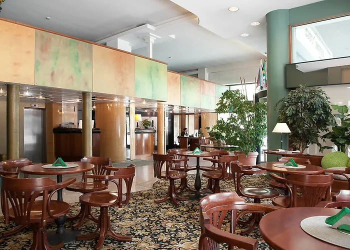 City Hotel فندق فاريسّي