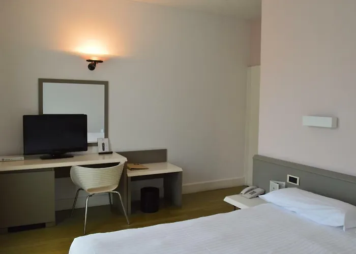 City Hotel 4* فاريسّي