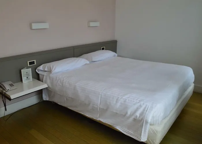 City Hotel فندق فاريسّي