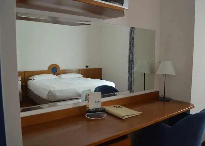 City Hotel 4* فاريسّي