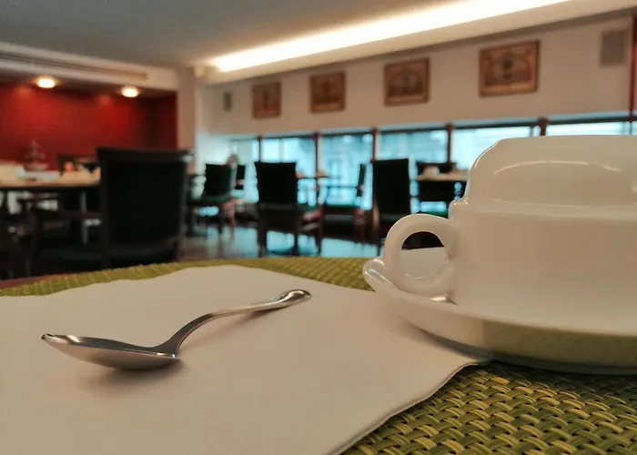 City Hotel فندق 4*