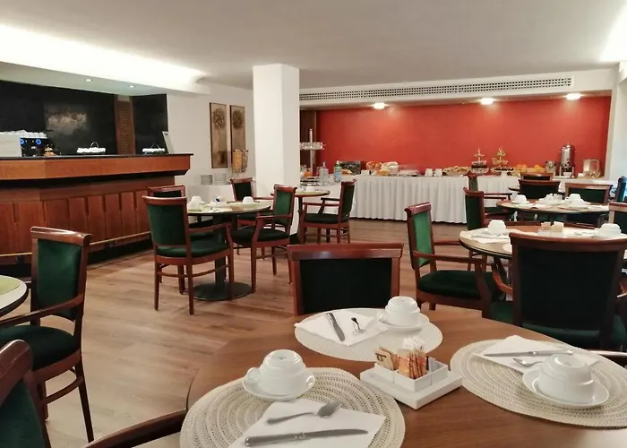 City Hotel فندق فاريسّي